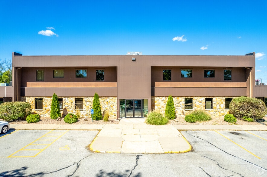 8350 Hickman Rd, Clive, IA à louer - Photo du bâtiment - Image 2 de 4