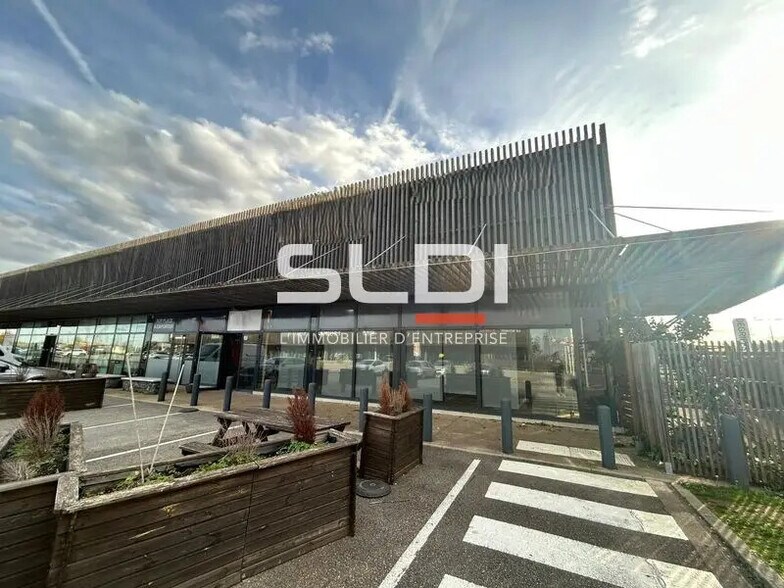 Commerce de détail dans Saint-Bonnet-de-Mure à louer - Photo du bâtiment - Image 1 de 6