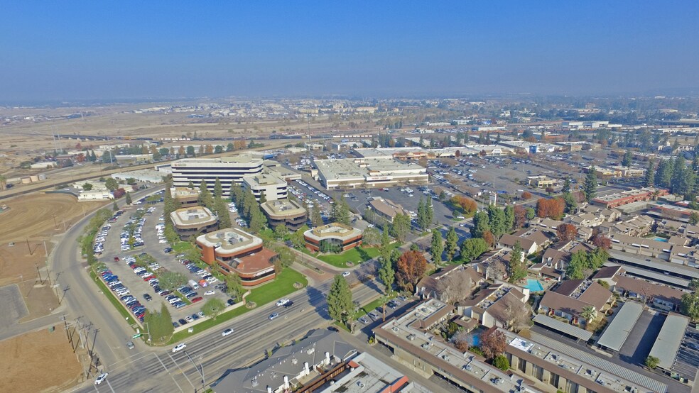 4540 California Ave, Bakersfield, CA à louer - Photo du bâtiment - Image 3 de 10