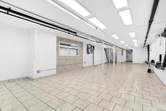 318 E 62nd St, New York, NY for lease Interior Photo- Image 2 of 6