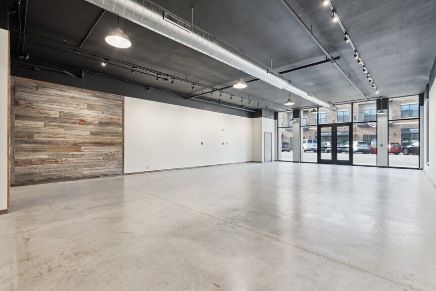 120 W Main St, Solon, IA à louer - Photo du bâtiment - Image 3 de 7