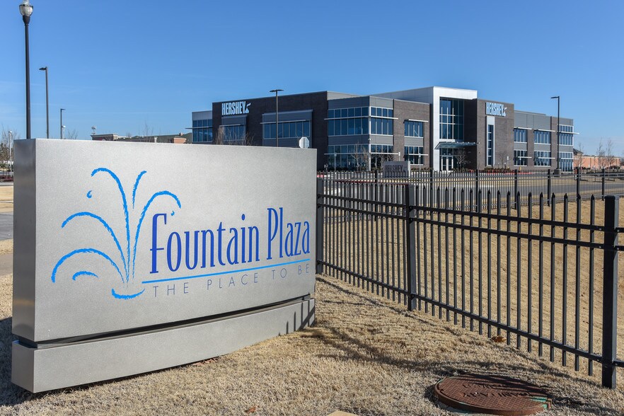 401 SE Plaza Ave, Bentonville, AR for lease - Building Photo - Image 1 of 4