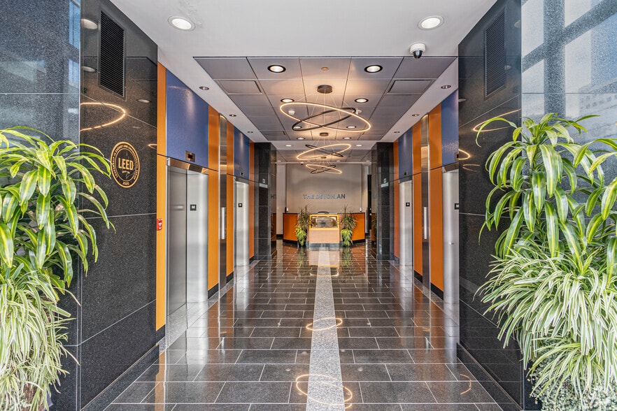 11150 Jasper Av NW, Edmonton, AB à louer - Hall d’entrée - Image 2 de 20