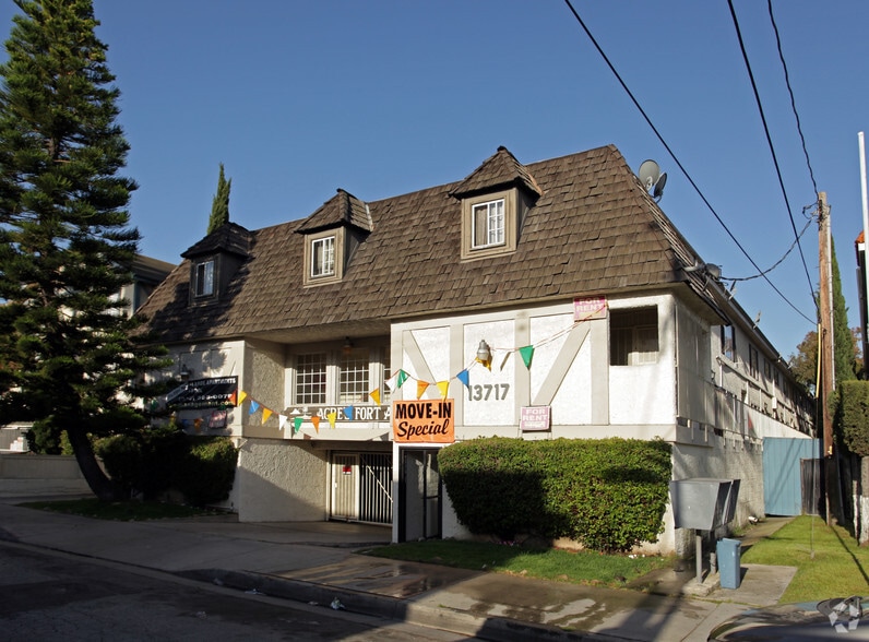 13717 Chadron Ave, Hawthorne, CA for sale - Primary Photo - Image 1 of 51