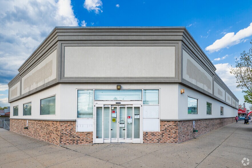 254-05 Hillside Ave, Bellerose, NY à louer - Photo principale - Image 1 de 8