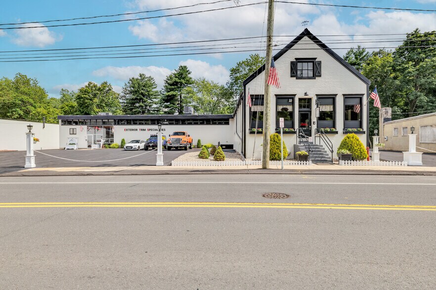 300 Riverside Ave, Bristol, CT à vendre - Photo du bâtiment - Image 1 de 44