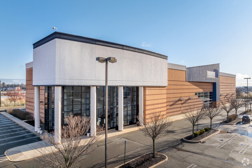 310 Goddard Blvd, King Of Prussia, PA à louer - Photo du bâtiment - Image 3 de 6