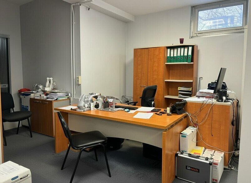 Flex in Chaville for sale - Building Photo - Image 2 of 12