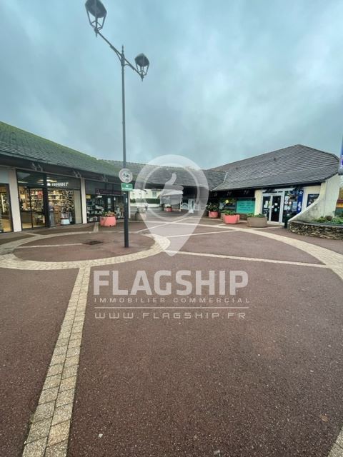 Retail in Marolles-en-Brie for sale Building Photo- Image 1 of 3