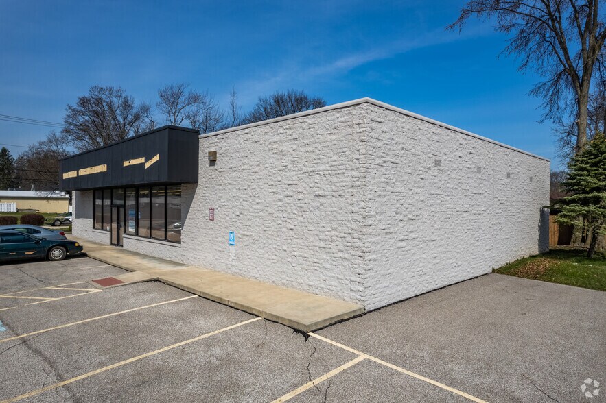27650 Lorain Rd, North Olmsted, OH à louer - Photo du bâtiment - Image 3 de 7