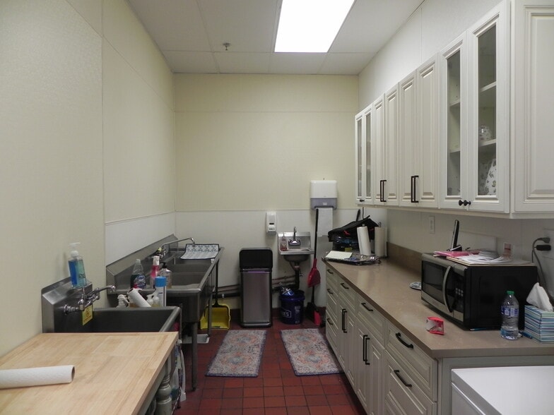 2083 Orange Tree Ln, Redlands, CA for lease - Interior Photo - Image 2 of 37