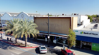 Retail on A Major Commercial Thoroughfare - Parc de stationnement couvert