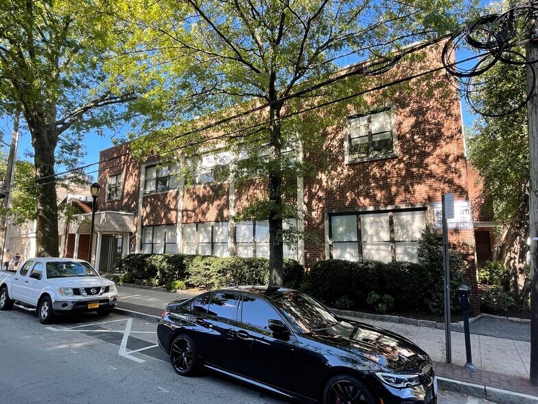 10 Mitchell Pl, White Plains, NY à louer - Photo du bâtiment - Image 1 de 10