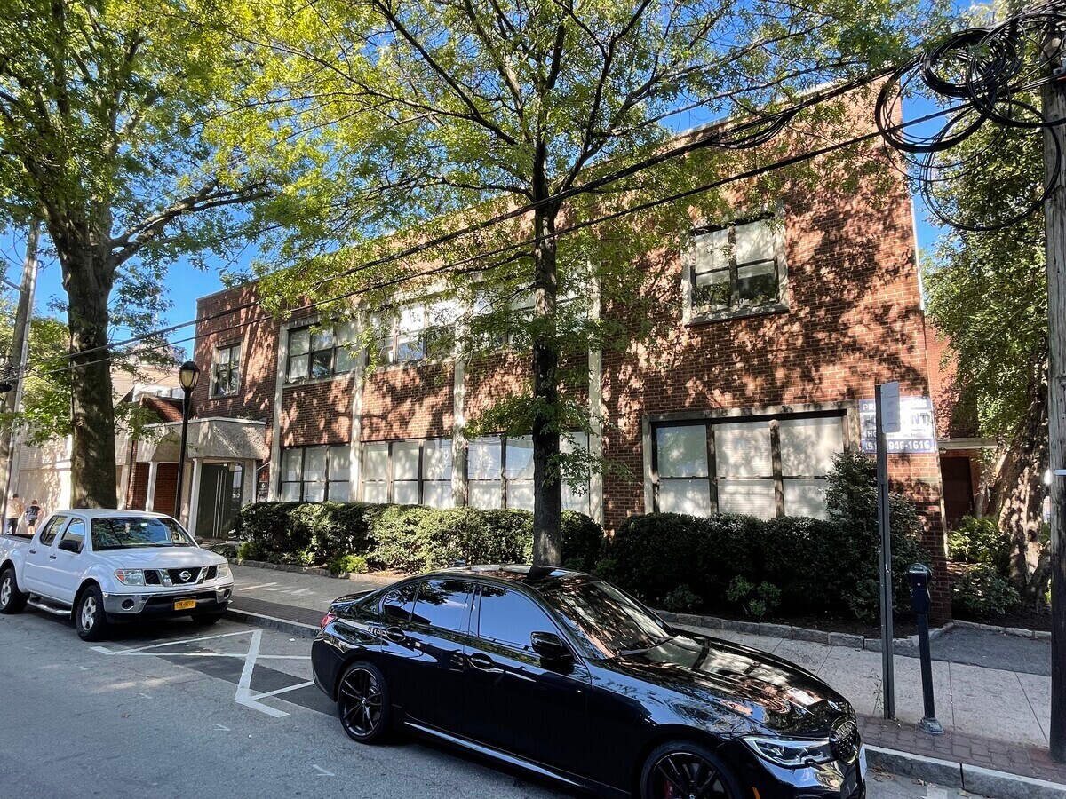 10 Mitchell Pl, White Plains, NY à louer Photo du bâtiment- Image 1 de 11