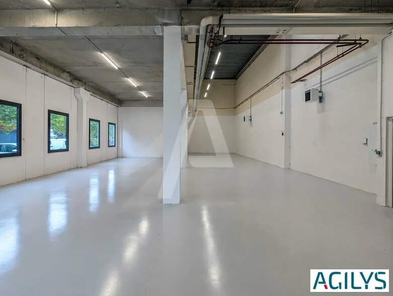 Flex in  for lease - Interior Photo - Image 2 of 8