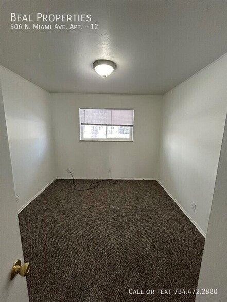 519 N Harris Rd, Ypsilanti, MI à vendre - Photo du bâtiment - Image 2 de 13