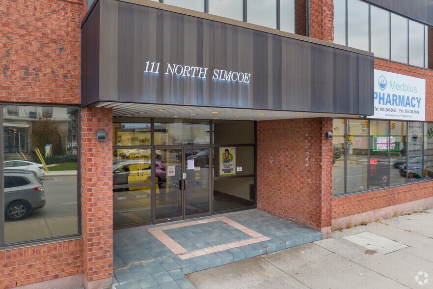 111 Simcoe St N, Oshawa, ON à louer - Photo du bâtiment - Image 3 de 4