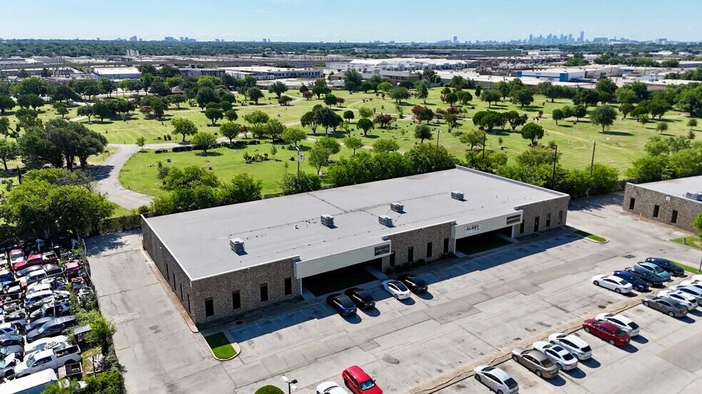 2636 Walnut Hill Ln, Dallas, TX à louer - Photo du bâtiment - Image 3 de 5