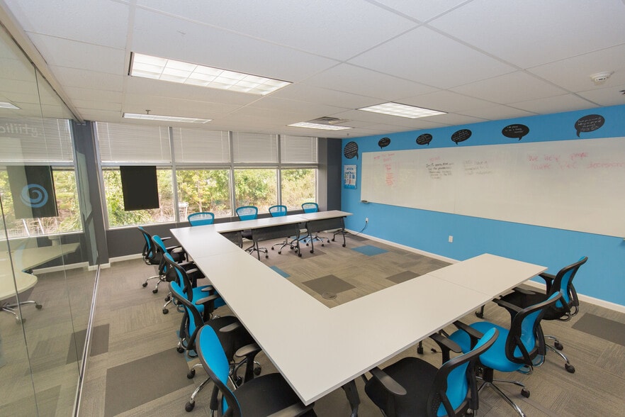 5018 Express Dr S, Ronkonkoma, NY for lease - Interior Photo - Image 3 of 6