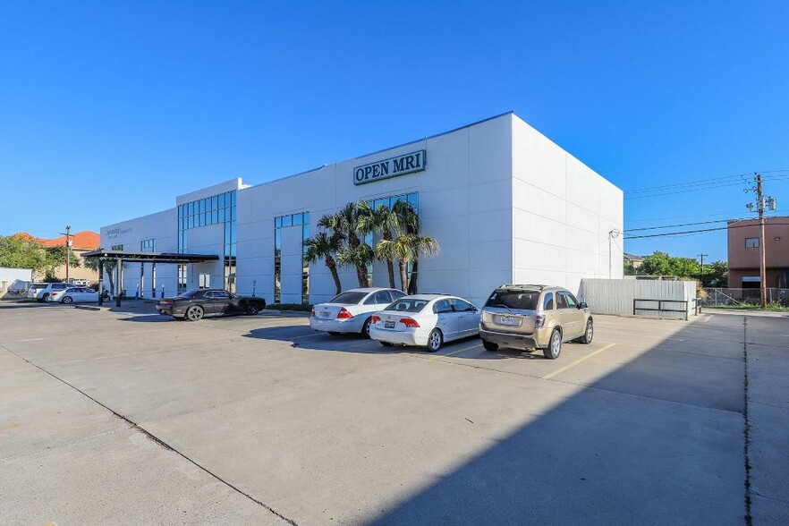 209 W Village Blvd, Laredo, TX à louer - Photo du bâtiment - Image 3 de 7