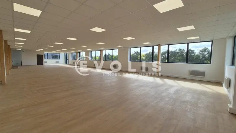 Office in Serris for lease Interior Photo- Image 1 of 7