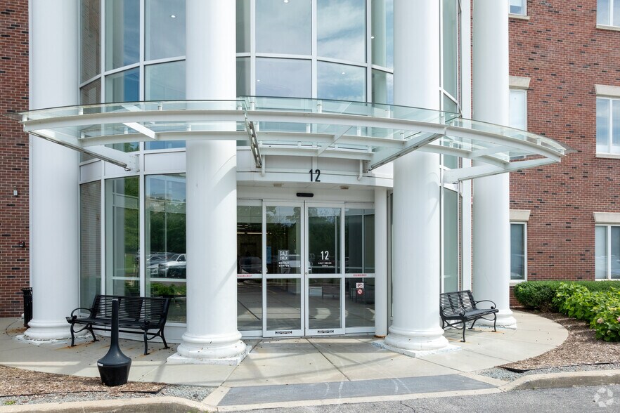 12 Salt Creek Ln, Hinsdale, IL à louer - Photo du bâtiment - Image 3 de 10