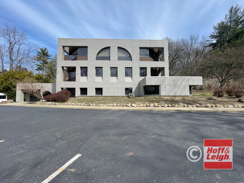 1799-1801 Akron Peninsula Rd, Akron, OH for lease - Building Photo - Image 2 of 8