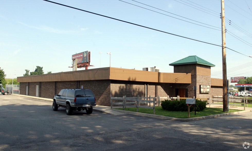 410 S Clippert St, Lansing, MI à louer - Photo du bâtiment - Image 2 de 58
