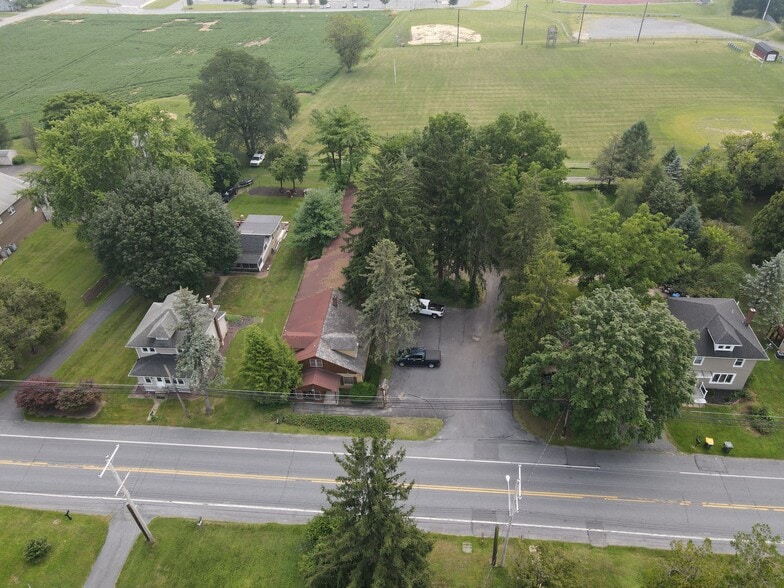 328 E Lawn Rd, Nazareth, PA à vendre - Photo du bâtiment - Image 2 de 5