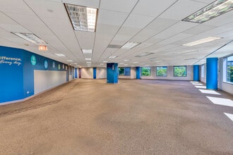 25 NW Point Blvd, Elk Grove Village, IL for lease Interior Photo- Image 2 of 2