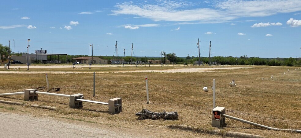 200 W 3rd Ave, Nixon, TX for lease - Building Photo - Image 2 of 4