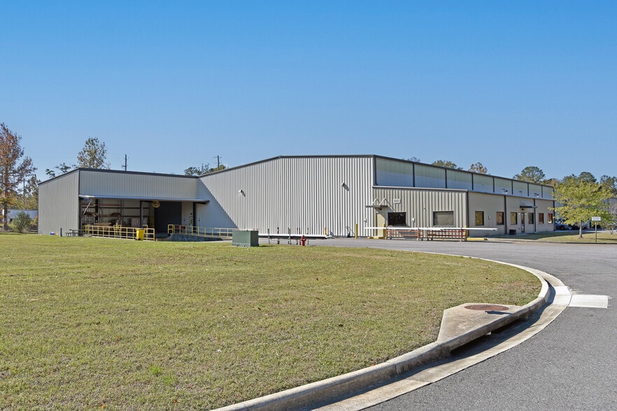 600 64th Avenue N Portfolio portfolio of 3 properties for sale on LoopNet.ca - Primary Photo - Image 1 of 7