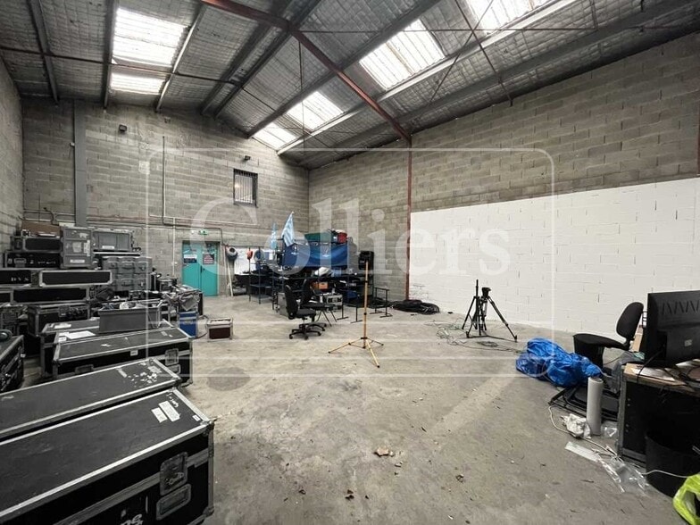 Flex in Aix-en-Provence for lease - Interior Photo - Image 3 of 17