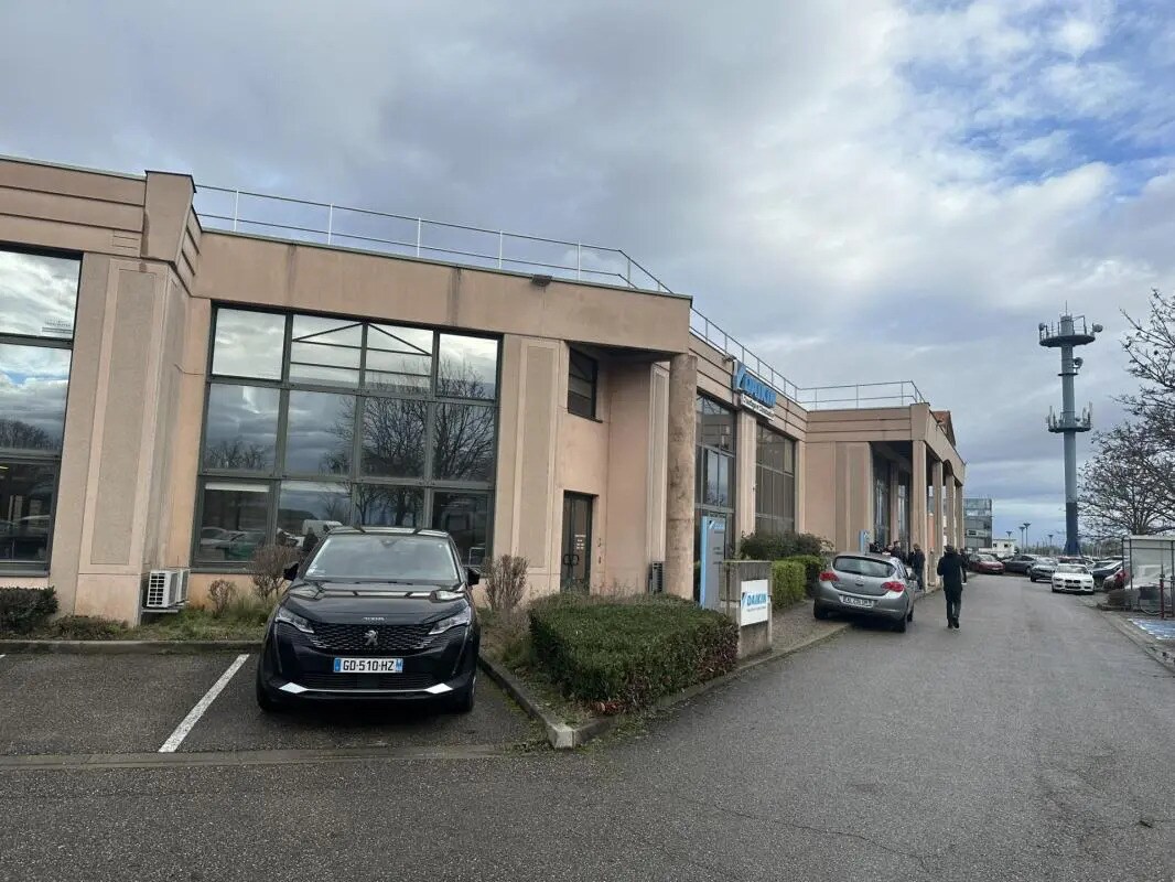 30 Rue Du 35eme Regiment D'Aviation, Bron à louer Photo du bâtiment- Image 1 de 32