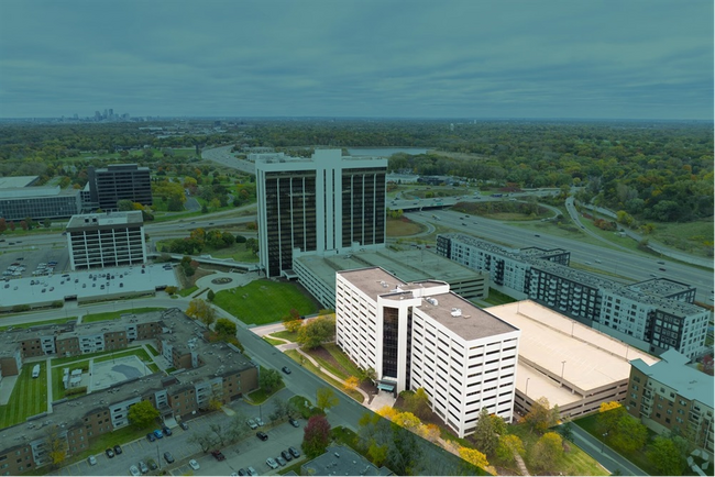 Plus de détails pour 435 Ford Rd, Saint Louis Park, MN - Bureau aux enchères