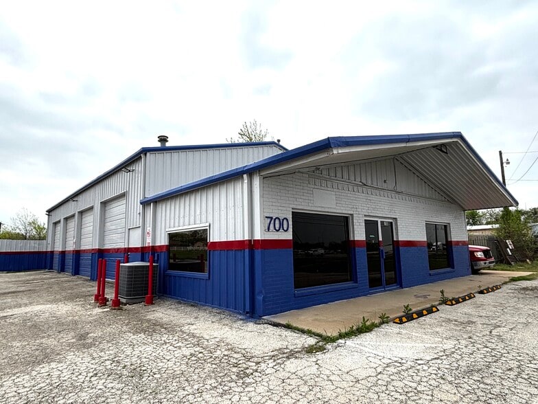 700 S Stemmons Fwy, Sanger, TX for lease - Building Photo - Image 1 of 19