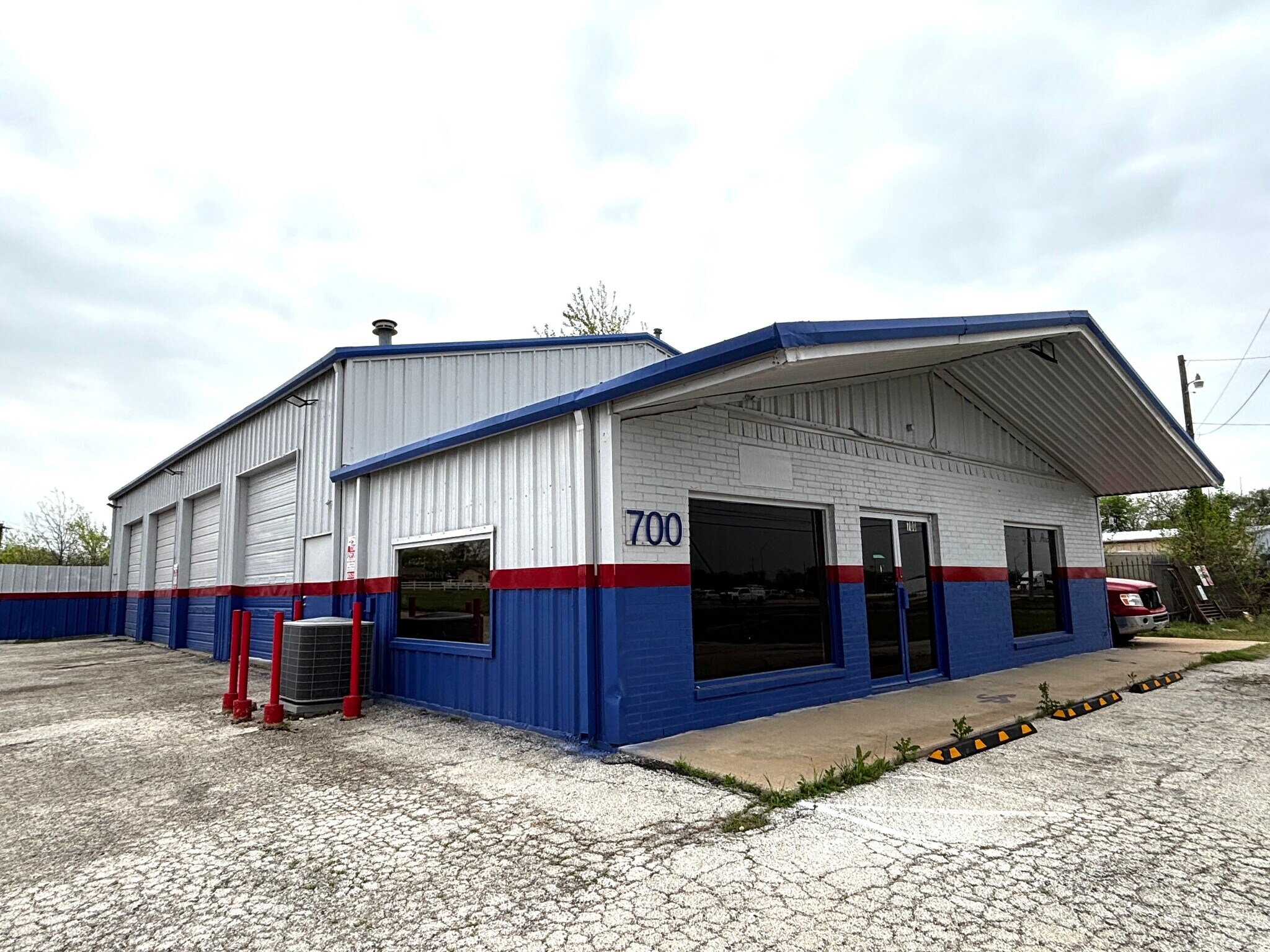 700 S Stemmons Fwy, Sanger, TX à louer Photo du bâtiment- Image 1 de 20