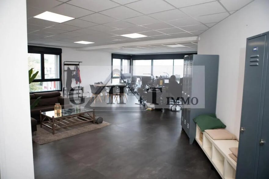 Office in Bagnolet for lease - Interior Photo - Image 2 of 8