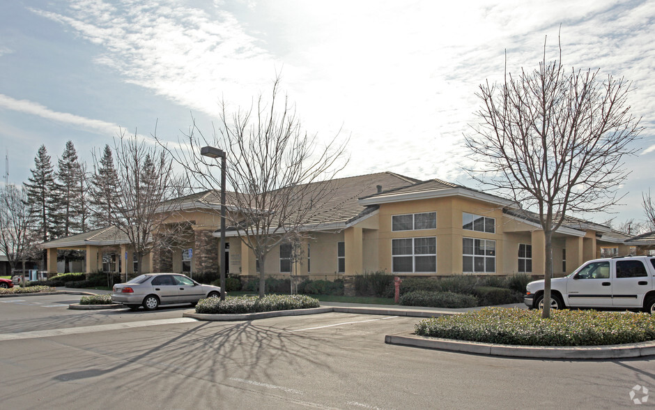 1110 Civic Center Blvd, Yuba City, CA for lease - Primary Photo - Image 1 of 6