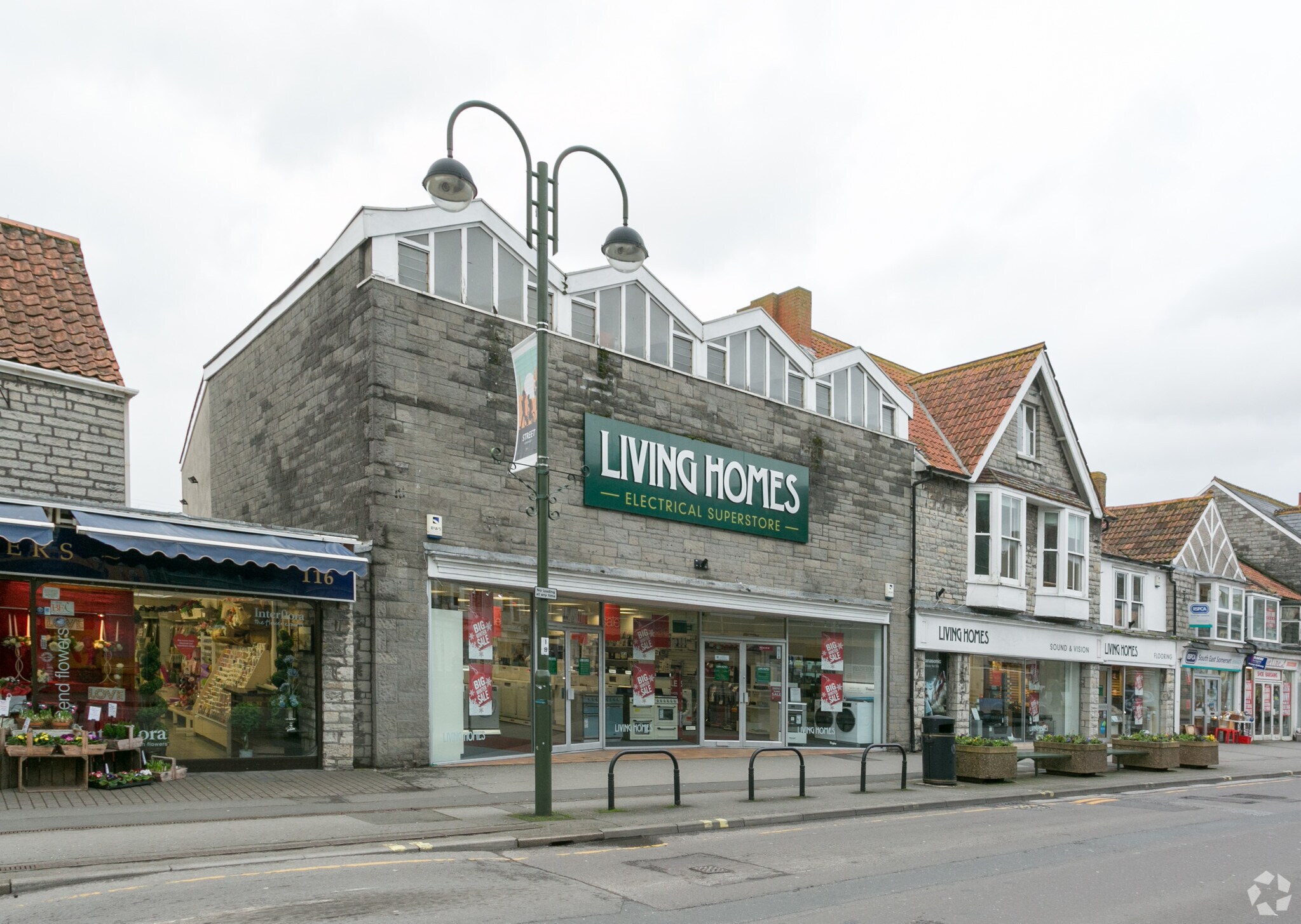 144 High St, Street à louer Photo principale- Image 1 de 3