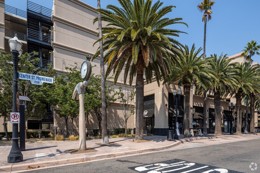 131-195 W Center Street Promenade, Anaheim, CA à louer - Photo du bâtiment - Image 2 de 19