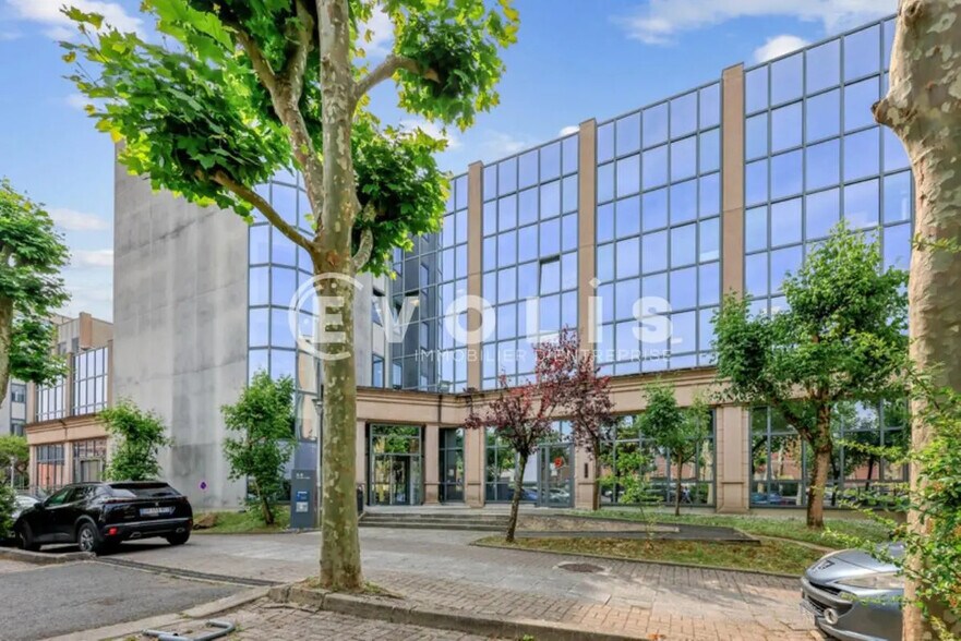 Bureau dans Neuilly-Plaisance à louer - Photo du bâtiment - Image 2 de 14