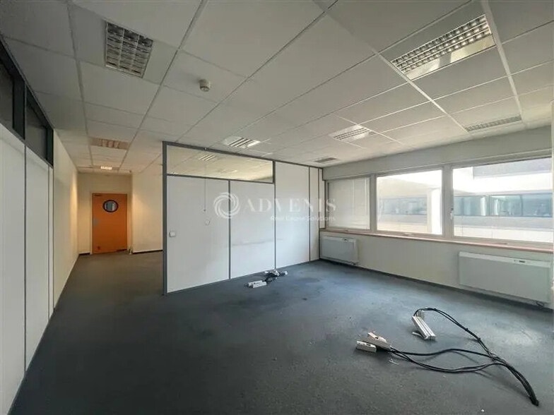 Office in COURCOURONNES for lease - Interior Photo - Image 3 of 6
