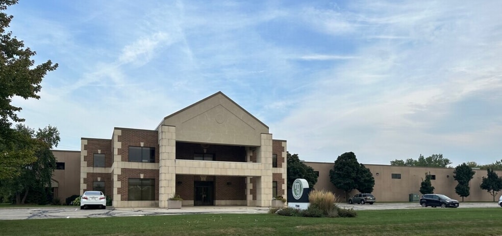 7200 S 1st St, Oak Creek, WI for lease - Building Photo - Image 1 of 10