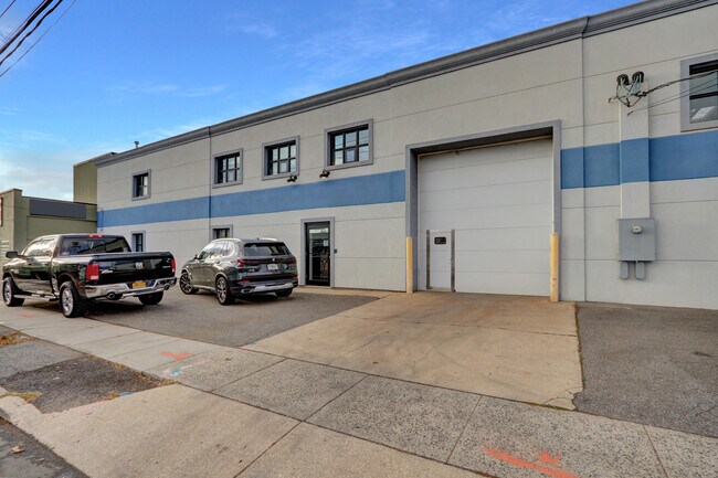 Plus de détails pour 665 Commercial Ave, Garden City, NY - Industriel à vendre