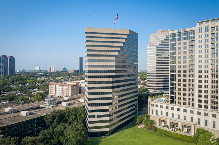 3 Riverway, Houston, TX à louer - Photo du bâtiment - Image 1 de 18