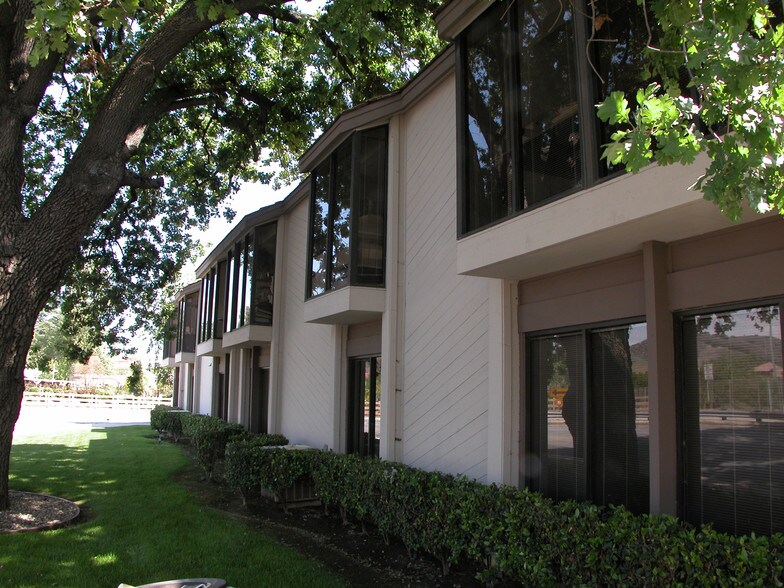 28310 Roadside Dr, Agoura Hills, CA à louer - Photo du bâtiment - Image 1 de 5