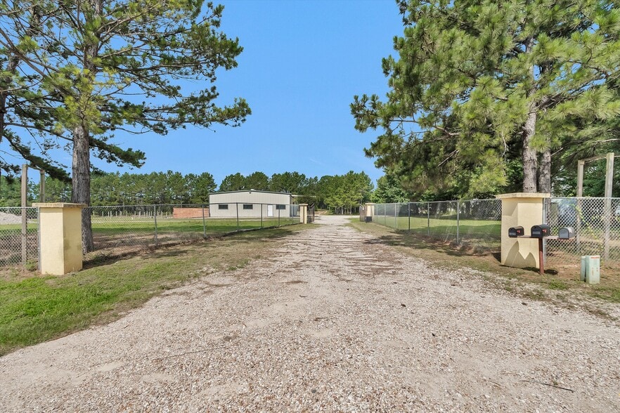 12585 Rose Rd, Willis, TX à vendre - Photo du bâtiment - Image 2 de 25