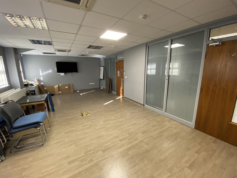 Office Suites 1 & 2 Annie Reed Road portfolio of 2 properties for sale on LoopNet.ca - Interior Photo - Image 2 of 3