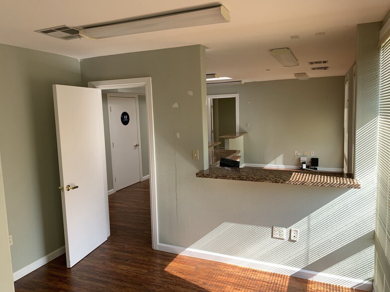 1023 E Chapman Ave, Fullerton, CA à louer - Photo intérieure - Image 3 de 9